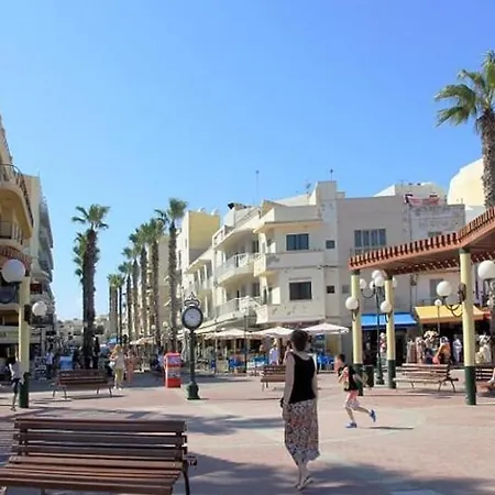 Perfect Tourist In Bugibba Square! セント・ポールズ・ベイ