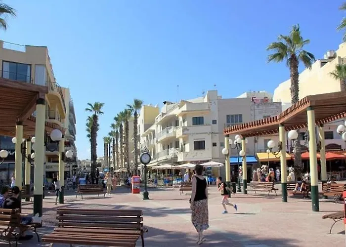 Perfect Tourist In Bugibba Square! Сент-Полс-Бей